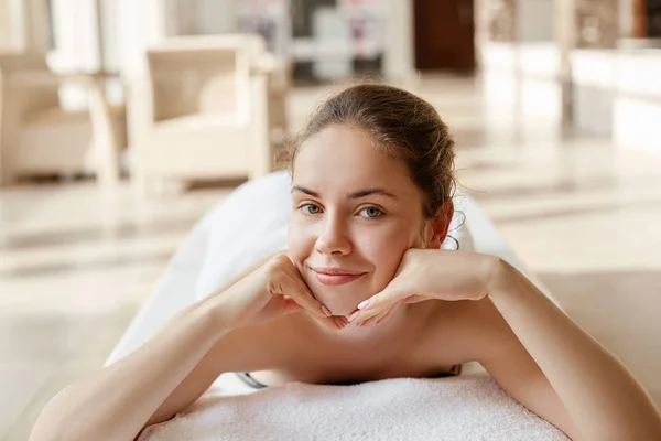 Massaggio Viso Primo Piano Della Giovane Donna Che Ottiene Trattamento — Foto Stock