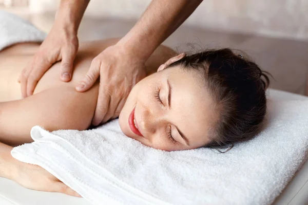 Massagem Spa Modelo Morena Recebendo Tratamento Spa Massagem Mãos Trabalhando — Fotografia de Stock