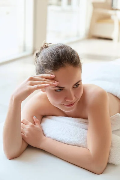 Mulher Bonita Relaxando Salão Spa Spa Massagem Cuidado Com Corpo — Fotografia de Stock
