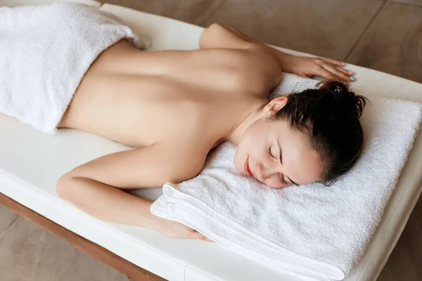 Belle Femme Dans Salon Spa Ayant Massage Relaxant Corps Soins — Photo