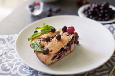 Beyaz bir tabak, peçete tatlı için yaban mersini, rasberry ve nane ile pasta Parçası. Lezzetli ev yapımı kek parçaları