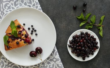 Beyaz bir tabak, peçete tatlı için yaban mersini, rasberry ve nane ile pasta Parçası. Lezzetli ev yapımı kek parçaları