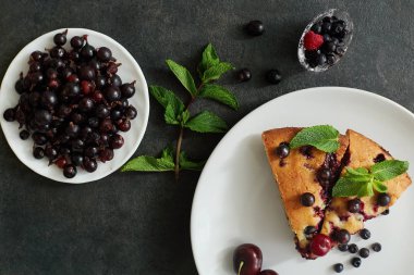 Beyaz bir tabak, peçete tatlı için yaban mersini, rasberry ve nane ile pasta Parçası. Lezzetli ev yapımı kek parçaları