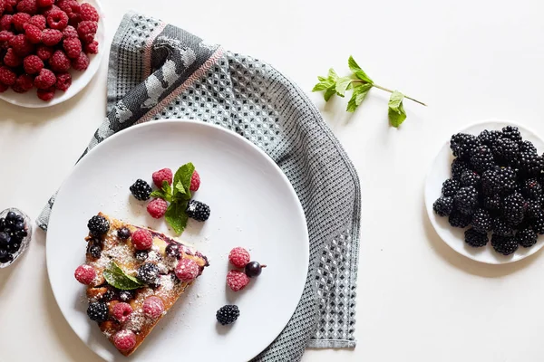 Pedazo Del Pastel Con Los Arándanos Arándano Menta Para Postre —  Fotos de Stock