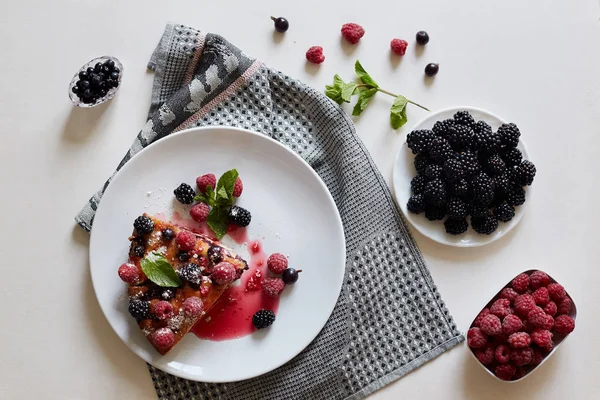 Pedazo Del Pastel Con Los Arándanos Arándano Menta Para Postre —  Fotos de Stock