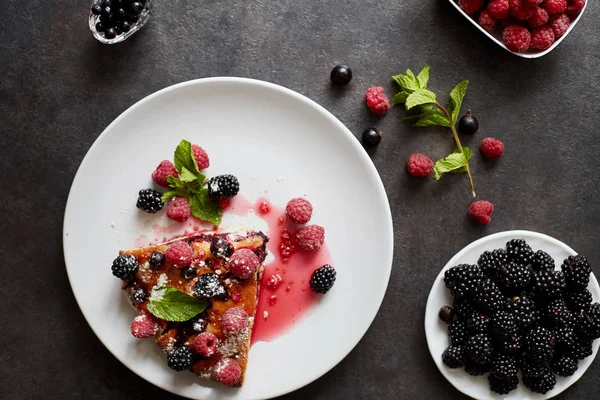 Pedazo Del Pastel Con Los Arándanos Arándano Menta Para Postre —  Fotos de Stock