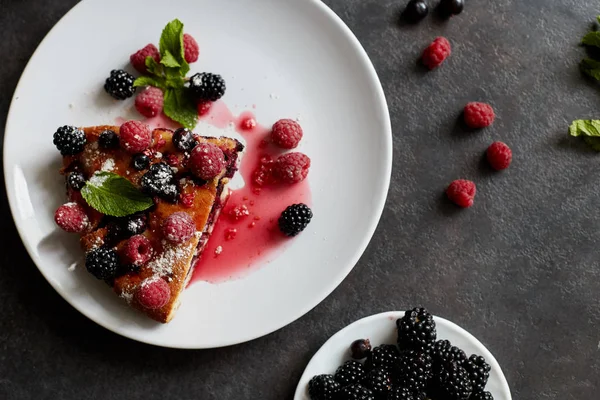 Pedazo Del Pastel Con Los Arándanos Arándano Menta Para Postre —  Fotos de Stock