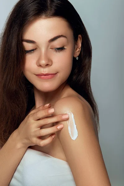 Concepto Belleza Mujer Aplicando Crema Cosmética Sonriendo Hembra Sostiene Una —  Fotos de Stock