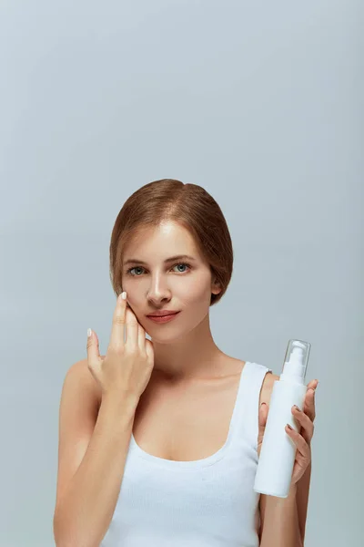 Beauty Woman Facial Care Female Applying Cream Smiling Beauty Face — Stock Photo, Image