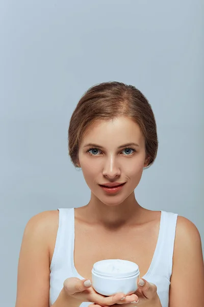 Skjønnhetskvinne Ansikt Hud Omsorg Portrett Attraktiv Ung Kvinne Som Påfører – stockfoto