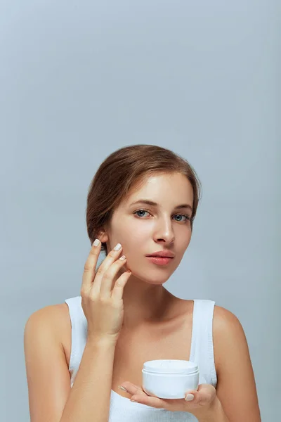 Cuidado Piel Facial Mujer Retrato Atractiva Joven Hembra Aplicación Crema — Foto de Stock