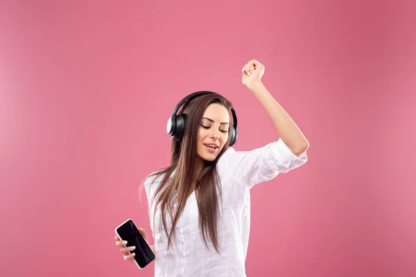 Schöne Junge Frau Mit Drahtlosen Kopfhörern Die Handy Musik Hört — Stockfoto