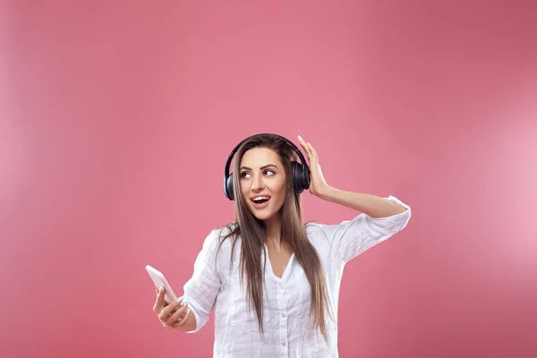 Schöne Frau Hört Musik Mit Drahtlosen Kopfhörern Studio Isoliert Über — Stockfoto