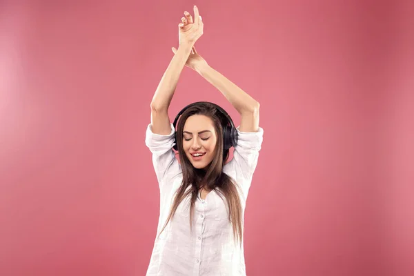 Retrato Uma Menina Feliz Ouvindo Música Com Fones Ouvido Sem — Fotografia de Stock