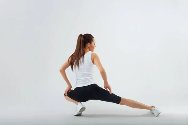 Fitness Frau Macht Dehnübungen — Stockfoto