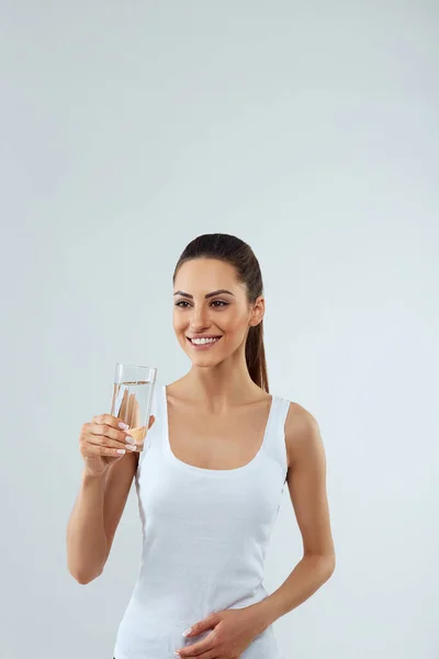Retrato Mujer Hermosa Con Cara Belleza Celebrar Vaso Agua Bebe — Foto de Stock