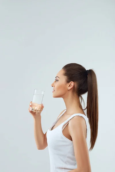 Portrait Happy Smiling Young Woman Glass Fresh Water Dalam Bahasa — Stok Foto