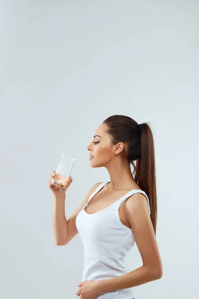 Retrato Mujer Hermosa Con Cara Belleza Celebrar Vaso Agua Bebe — Foto de Stock