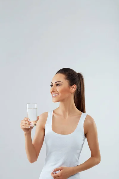 Waterglas Mooi Meisje Houdt Water Witte Achtergrond Geïsoleerd Drink Water — Stockfoto