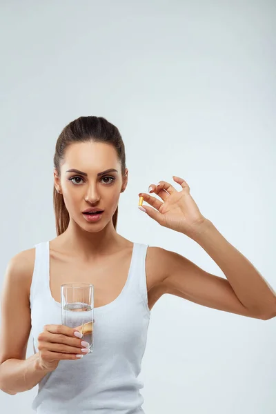 Retrato Una Hermosa Mujer Tomando Píldora Vitamínica Con Vaso Agua — Foto de Stock