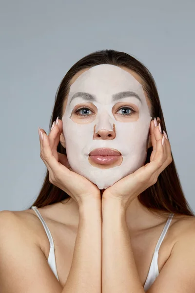 Tratamientos Belleza Cuidado Facial Mujer Con Una Máscara Hidratante Tela —  Fotos de Stock