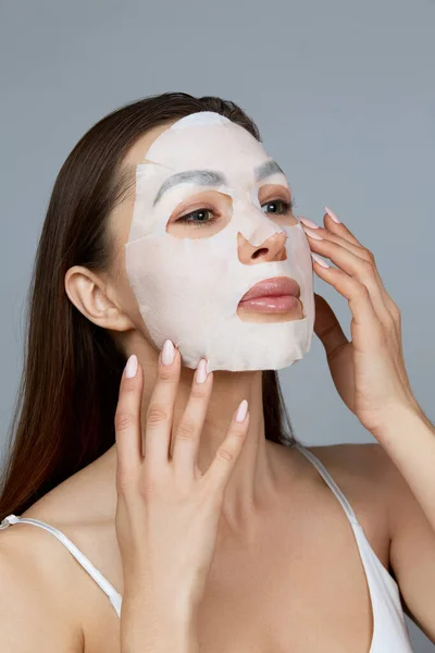 Ομορφιά Προσώπου Φροντίδα Του Δέρματος Γυναίκα Εφαρμόζει Υφασμάτινη Ενυδατική Μάσκα — Φωτογραφία Αρχείου