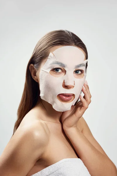 Gesichtspflege Und Schönheitsbehandlungen Frau Mit Einem Tuch Feuchtigkeitsspendende Maske Kosmetischer — Stockfoto