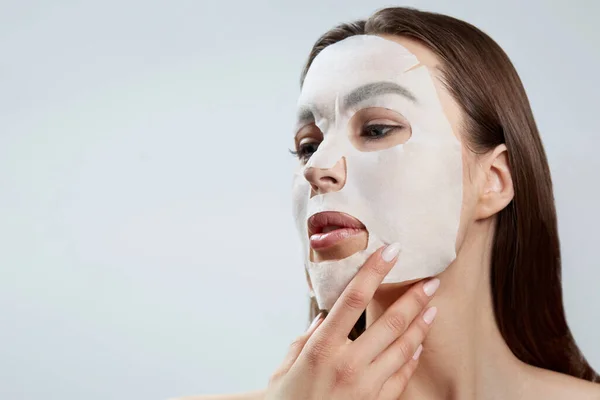 面部护理和美容治疗 戴布保湿面罩的女人 整形手术温泉和化妆品学 — 图库照片