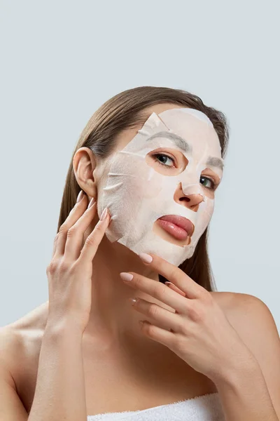 Topeng Wajah Cantik Wanita Muda Yang Cantik Dengan Kain Masker — Stok Foto