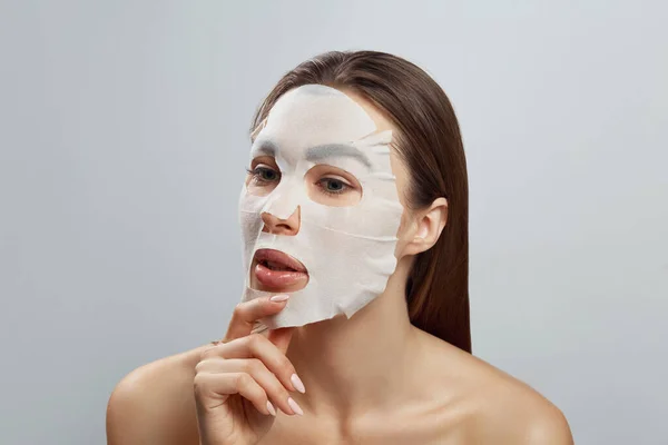 Beauty Facial Mask Vacker Kvinna Med Trasa Fuktgivande Mask Ansiktet — Stockfoto