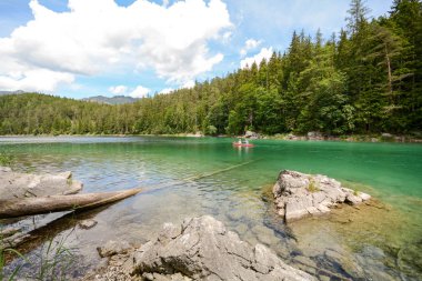 Göl Eibsee Garmisch Partenkirchen, Bavyera Almanya yakınındaki Bavyera Alpleri'nde, Kano