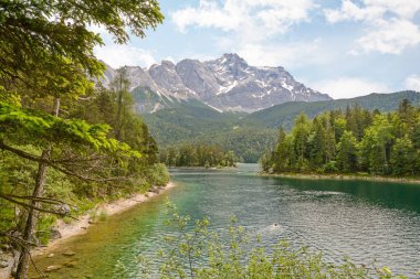 Zugspitze, Almanya'nın Bavyera Alpleri, Bavyera Almanya en yüksek Dağı ve Gölü Eibsee görüntülemek