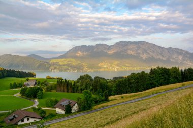Yeşil Mera çayır ve alp dağ silsilesi yakınındaki Nussdorf Salzburg, Avusturya ile göl Attersee için göster
