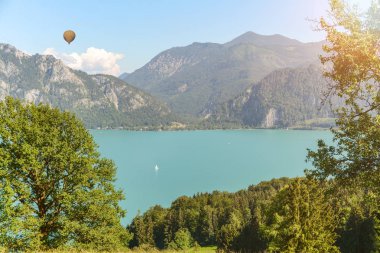 Yeşil Mera çayır ve alp dağ silsilesi yakınındaki Nussdorf Salzburg, Avusturya ile göl Attersee için göster
