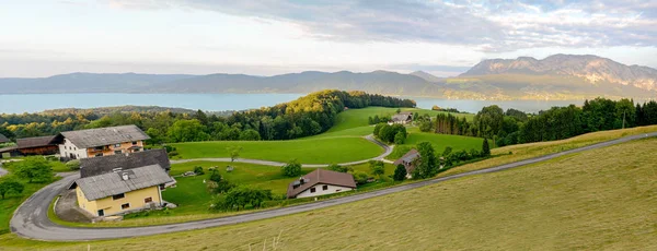 Vista Lago Attersee Con Prados Verdes Cordillera Los Alpes Cerca — Foto de Stock