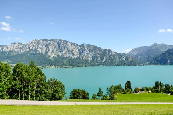 Vista Lago Attersee Con Prados Verdes Cordillera Los Alpes Cerca — Foto de Stock