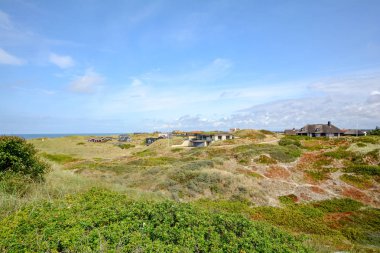 Kumul manzara ile tatil evleri Henne Strand, Jutland Danimarka İskandinavya yakınındaki kuzey denizde