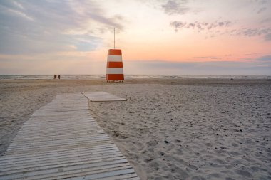 Kırmızı-beyaz cankurtaran kulesi üzerinde plaj, Henne Strand, Jutland Danimarka Avrupa