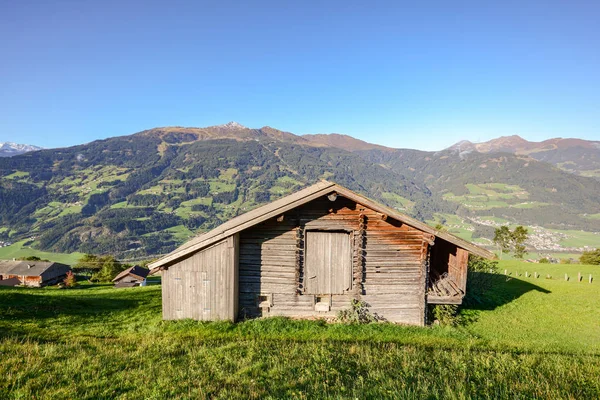 Caminata Pastos Alpinos Antiguo Granero Madera Con Prado Montaña Los —  Fotos de Stock