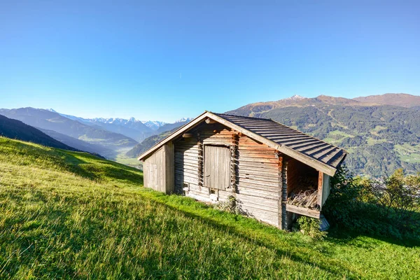 Alpesi Legelő Túra Egy Régi Fából Készült Pajta Hegyi Rétek — Stock Fotó
