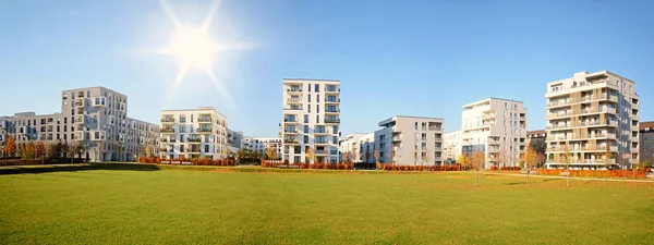Cityscape geç sonbaharda konut binalar