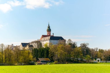 Benedictine priory Andechs Abbey ilkbaharda Münih yakınlarındaki Ammersee Gölü'nde, Bavyera Almanya, Avrupa