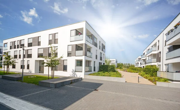 Woonwijk in de stad, moderne appartementengebouwen — Stockfoto