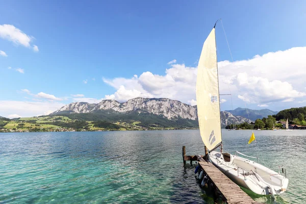 Pohled Jezero Attersee Plachetní Lodí Pohoří Rakouských Alp Nedaleko Salcburku — Stock fotografie