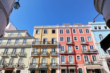 Lizbon tarihi merkezinde Bairro Alto ilçe görünümü, eski şehir sokaklarında geleneksel cepheler, Portekiz Avrupa