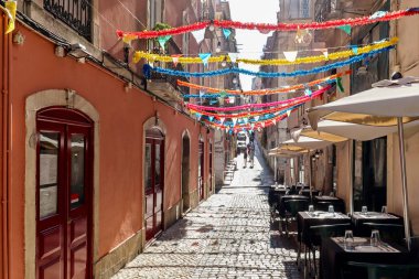 Lizbon tarihi merkezinde Bairro Alto ilçe görünümü, eski şehir sokaklarında geleneksel cepheler, Portekiz Avrupa
