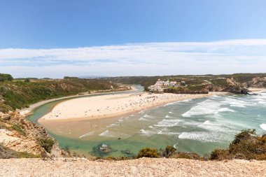 Praia de Odeceixe panoramik görünümü, Algarve Batı kıyısında Surfer plaj, İlçe Aljezur Portekiz