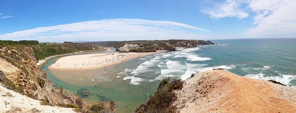 全景普拉亚德奥德西塞 冲浪者海滩在阿尔加维西海岸 阿尔杰祖尔区葡萄牙 — 图库照片