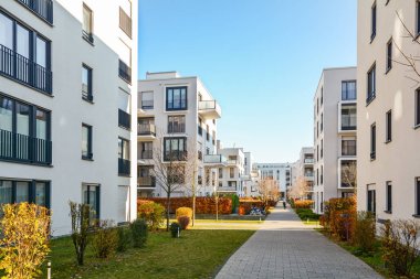 Şehrin yeşil yerleşim bölgesindeki modern apartmanlar.