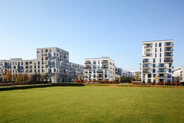 Şehrin yeşil yerleşim bölgesindeki modern apartmanlar.